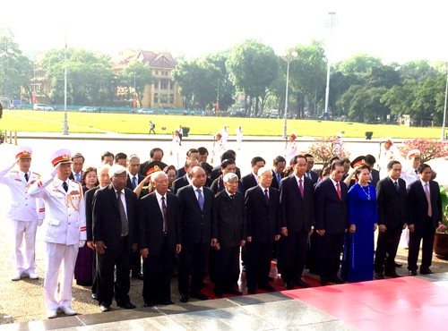 Các đồng chí lãnh đạo, nguyên lãnh đạo Đảng, Nhà nước tưởng nhớ Chủ tịch Hồ Chí Minh. Ảnh: VGP/Đình Hải