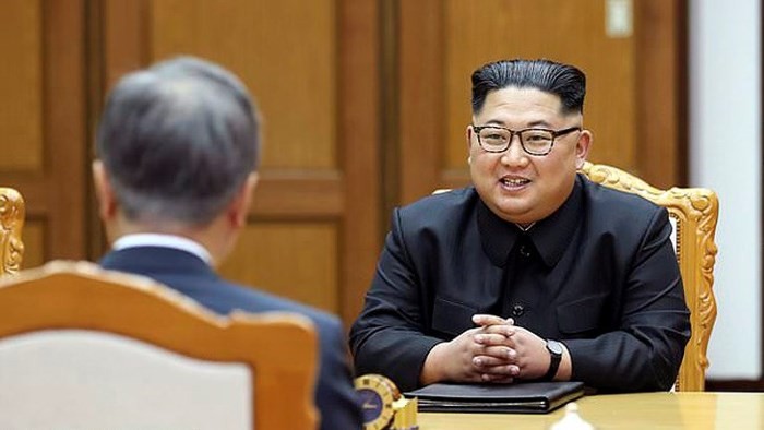 Nhà lãnh đạo Triều Tiên Kim Jong-un có cuộc gặp bất ngờ với Tổng thống Hàn Quốc Moon Jae-in ngày 26/5. Ảnh: AP.