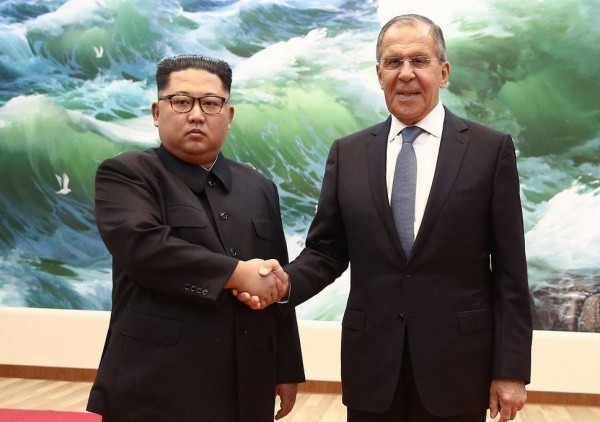 Lãnh đạo Triều Tiên Kim Jong-un trong cuộc gặp hôm qua với Ngoại trưởng Nga Sergei Lavrov ở Bình Nhưỡng. Ảnh: Bộ Ngoại giao Nga. 