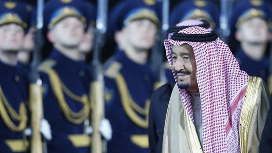 Quốc vương Ả Rập Saudi Salman cảnh báo sẽ sử dụng mọi biện pháp đáp trả cần thiết, kể cả quân sự, nếu Qatar mua S-400 của Nga. Ảnh: EPA