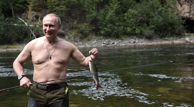 Tổng thống Putin hóm hỉnh nói những bức ảnh khoe ngực trần gây 'bão'