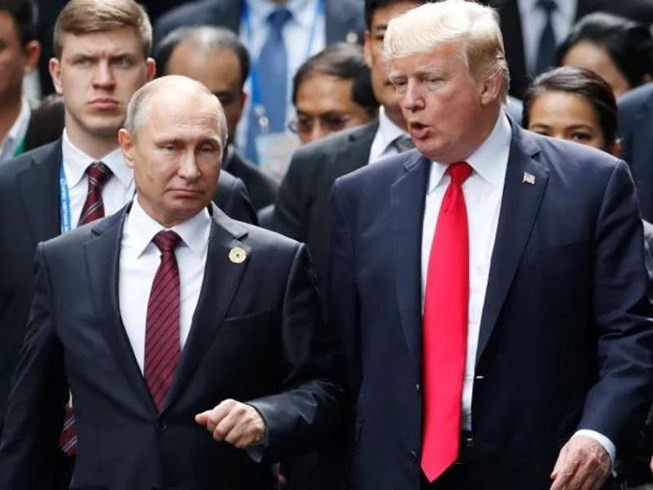 Tổng thống Mỹ Donald Trump (phải) và Tổng thống Nga Vladimir Putin (trái) tại Diễn đàn APEC ở Đà Nẵng năm ngoái. Ảnh: AFP
