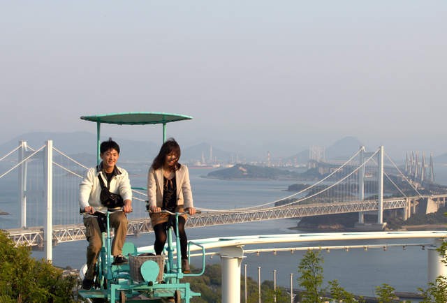 Đạp xe giữa không trung - trò chơi 'rớt tim' ở Nhật