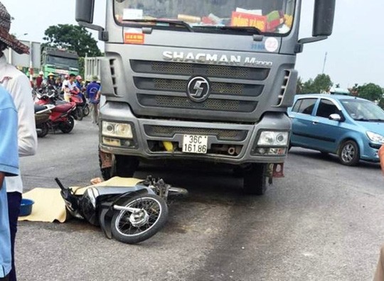 Xe tải bất ngờ chuyển hướng, cán chết người phụ nữ đi xe máy