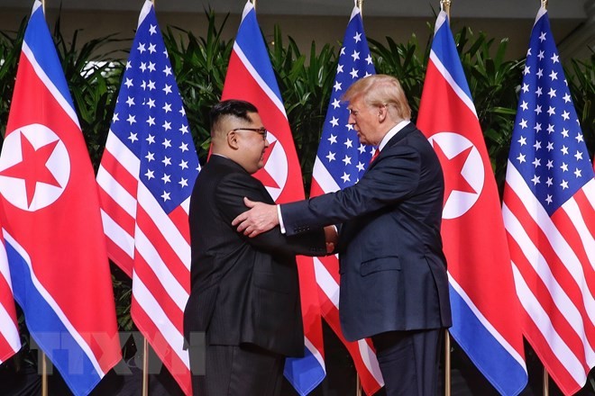 Nhà lãnh đạo Triều Tiên Kim Jong-un (trái) trong cuộc gặp lịch sử với Tổng thống Mỹ Donald Trump tại Singapore ngày 12/6. (Nguồn: EPA/TTXVN)