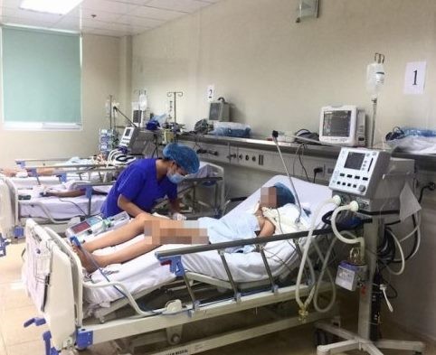 Bệnh nhi bị viêm não Nhật Bản nặng, phải thở máy đang nằm điều trị tại khoa Truyền nhiễm, Bệnh viện Nhi Trung ương