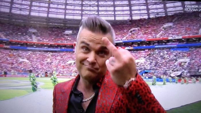 Robbie Williams bị chỉ trích vì giơ ngón tay thối tại khai mạc World Cup 2018