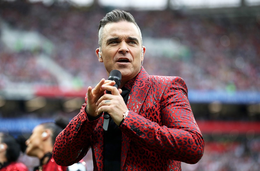 Nhà đài xin lỗi vì màn 'ngón tay thối' của Robbie Williams