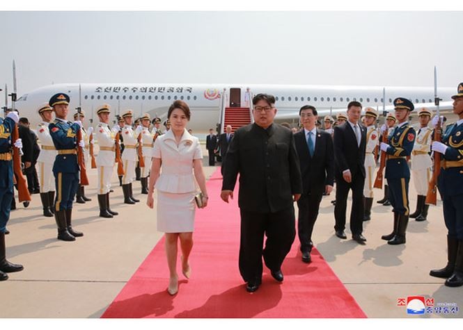 Phu nhân ông Kim Jong-un khoe gu thời trang thanh lịch ở Trung Quốc
