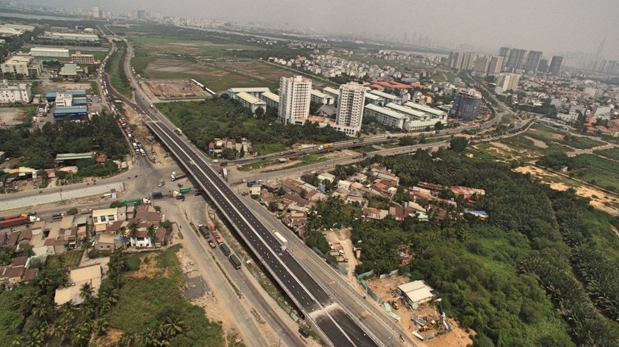 Cầu vượt 200 tỷ ở Sài Gòn vừa thông xe 24 giờ đã sụt lún, trồi nhựa