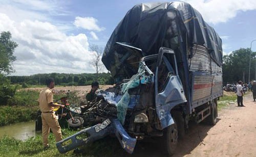  Cú tông khủng khiếp khiến xe tải 3,5 tấn bị biến dạng, 2 người đi trên xe tải và lái xe bagác chết tại chỗ. Ảnh Duy Khang/báo Bình Dương.