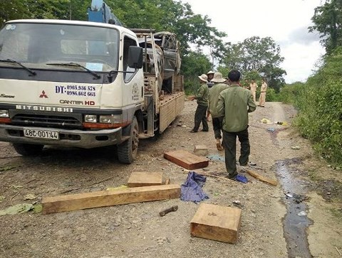 Đắk Nông: Xe chở gỗ lậu lật gần trạm quản lý bảo vệ rừng, 2 người chết thảm