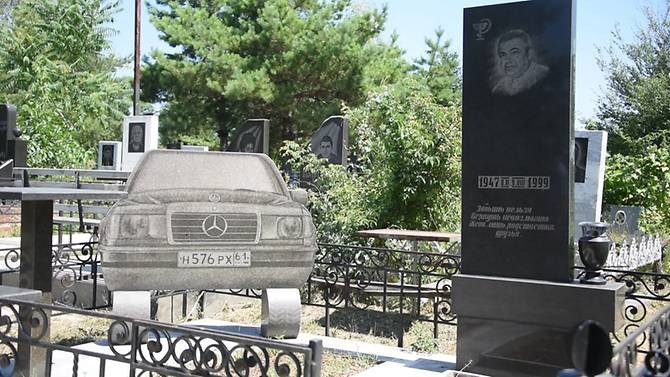 Một ngôi mô xa xỉ tại nghĩa trang thành phố Rostov.