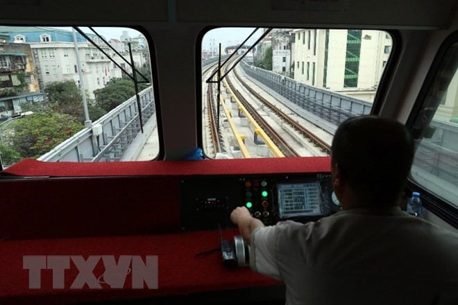 Chạy thử tuyến đường sắt đô thị Cát Linh-Hà Đông. (Ảnh: Huy Hùng/TTXVN)