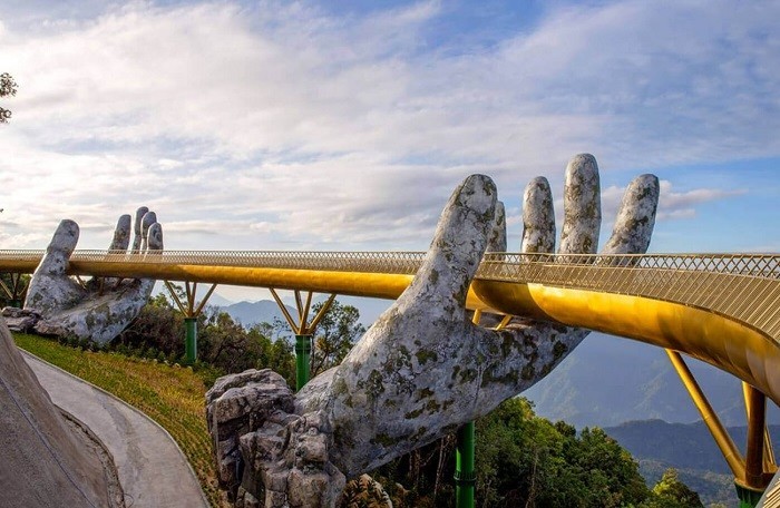 Cầu Vàng của Việt Nam là một trong những cây cầu nổi bật nhất thế giới