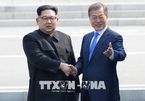 Tổng thống Hàn Quốc Moon Jae-in (ảnh, phải) và nhà lãnh đạo Triều Tiên Kim Jong-un (ảnh, trái). Ảnh: EPA- EFE/TTXVN