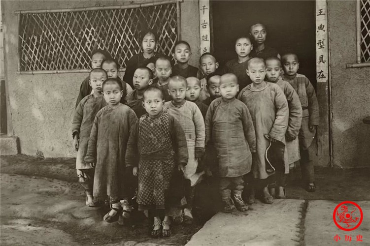 Trong ảnh, họ chụp các em học sinh tại một lớp học điển hình ở Trung Quốc vào cuối đời Thanh.
