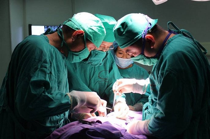 Ca phẫu thuật cho bệnh nhân H tại Bệnh viện Sản Nhi Quảng Ninh (Ảnh: BVCC) 