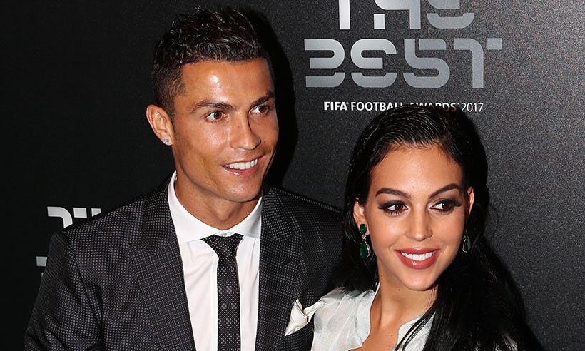 C. Ronaldo khoe áo đôi đắt tiền mua cùng bạn gái