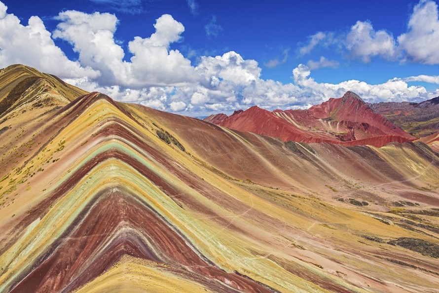 Độc đáo với ngọn núi đầy màu sắc như cầu vồng tại Peru