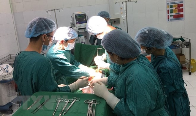 Bác sỹ Trung tâm y tế huyện Nhơn Trạch tiến hành phẫu thuật cứu sống cho bệnh nhân Phạm Văn Bền bị vỡ lá lách do tai nạn giao thông. (Ảnh: Lê Xuân/TTXVN)