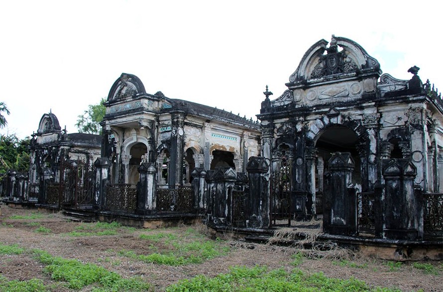 Khu mộ cổ rộng hơn 1.000m2 đẹp như cung điện ở huyện Phong Điền (Cần Thơ)