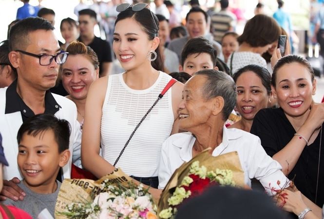 Hoa hậu Trần Tiểu Vy bật khóc trong sự chào đón nồng nhiệt ở quê nhà