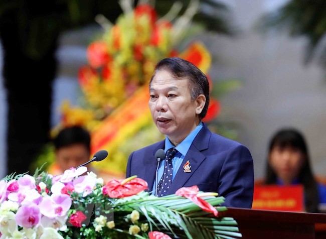 Phó Chủ tịch Tổng Liên đoàn lao động Việt Nam Mai Đức Chính trình bày Báo cáo tổng hợp kiến nghị của cán bộ, công chức, viên chức, công nhân lao động và tổ chức Công đoàn với Đảng, Nhà nước. (Ảnh: TTXVN)