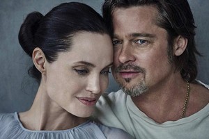 Rộ tin đồn Angelina Jolie cầu xin Brad Pitt quay lại với mình?