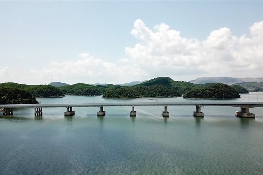 Cầu Cẩm Hải trên tuyến cao tốc Hạ Long – Vân Đồn, dẫn thẳng vào Sân bay quốc tế Vân Đồn. Ảnh: T.N.D.