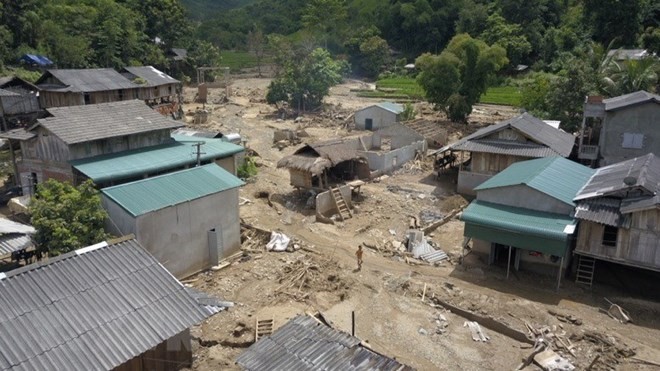 Bản Qua, xã Quang Chiểu, huyện Mường Lát, tỉnh Thanh Hóa tan hoang với gần 30 ngôi nhà bị sập và hư hỏng nặng vì bùn đất trong đợt lũ quét hồi tháng Tám. (Ảnh: Đạt Quyết/TTXVN)