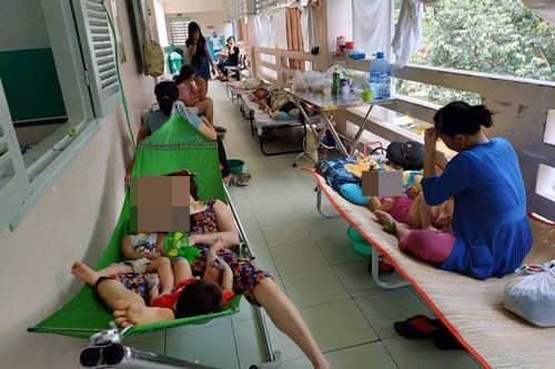 Quá tải các ca bệnh tay chân miệng tại Bệnh viện Nhi Đồng 2 TP HCM ngày 10-10 Ảnh: TRỊNH THIỆP