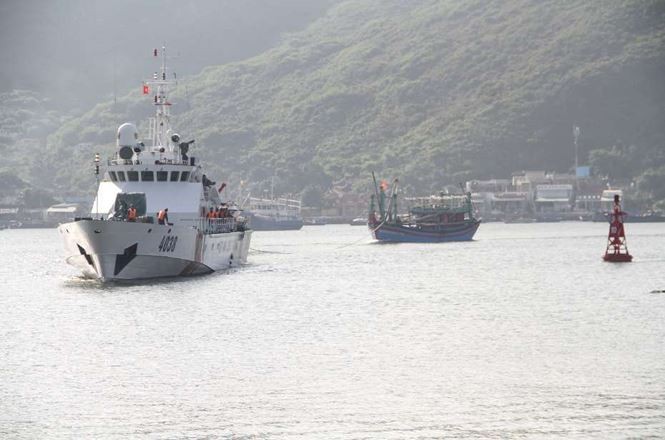 Tàu Cảnh sát biển 4038 lai kéo tàu bị nạn về cập cảng Hải đoàn 48 – Quy Nhơn. Ảnh: Tr.Định