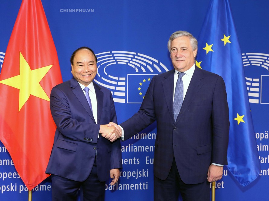 Thủ tướng Nguyễn Xuân Phúc hội kiến với Chủ tịch Nghị viện châu Âu (EP) Antonio Tajani. Ảnh: VGP/Quang Hiếu