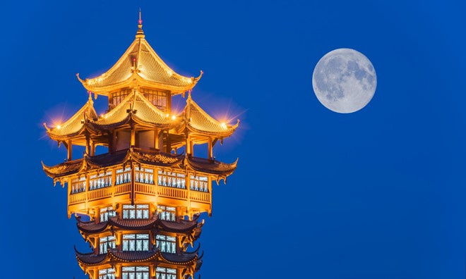 Thành phố Thành Đô, Trung Quốc, dự định phóng mặt trăng nhân tạo để thay thế đèn đường. Ảnh: Alamy.