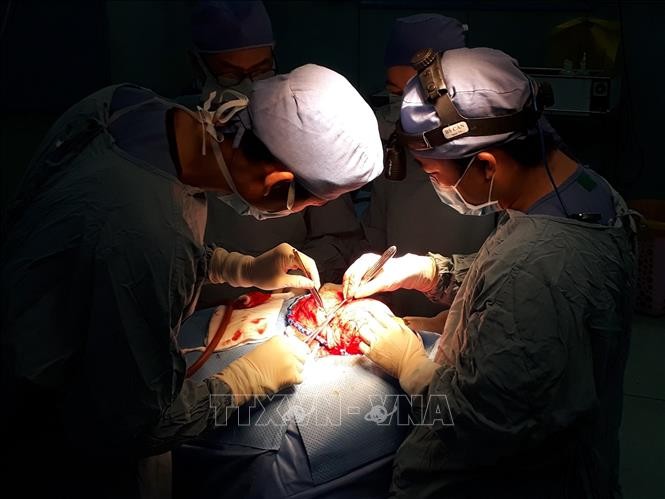 Các bác sỹ Bệnh viện Nhi đồng 2 phẫu thuật tạo hình hộp sọ bị biến dạng cho bệnh nhi. Ảnh: TTXVN phát