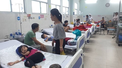 Các bệnh nhi nghi ngộ độc thực phẩm đang điều trị tại Bệnh viện quân Tân Phú