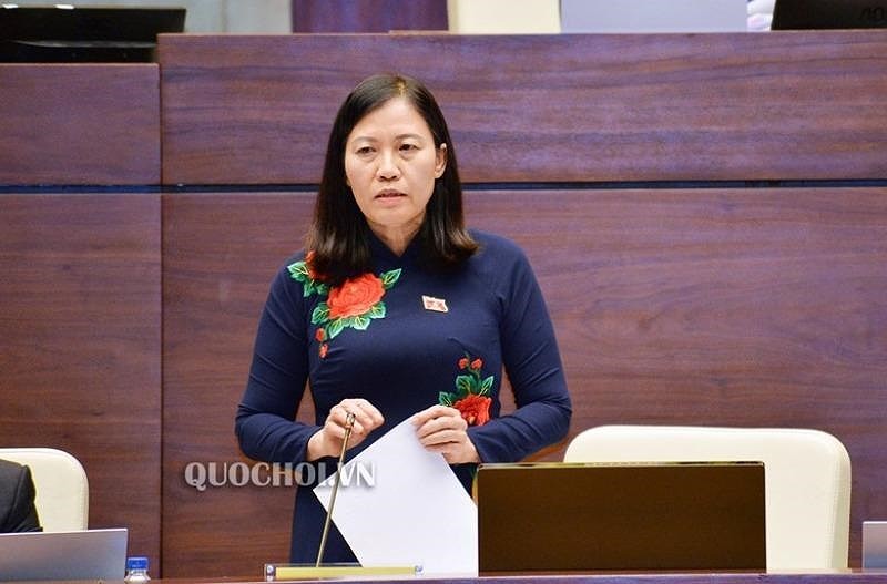 Bà Lê Thị Nga trình bày báo cáo giải trình, tiếp thu, chỉnh lý dự án Luật Đặc xá.