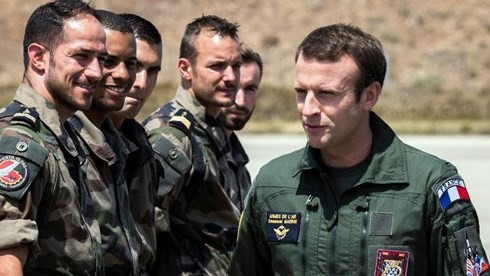 Tổng thống Pháp Emmanuel Macron (bìa phải). Ảnh: RE