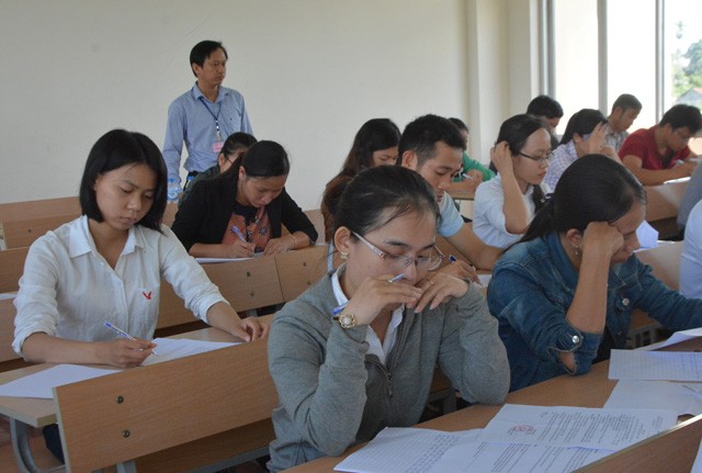 Các thí sinh tham gia một kỳ thi tuyển ở Quảng Ngãi.