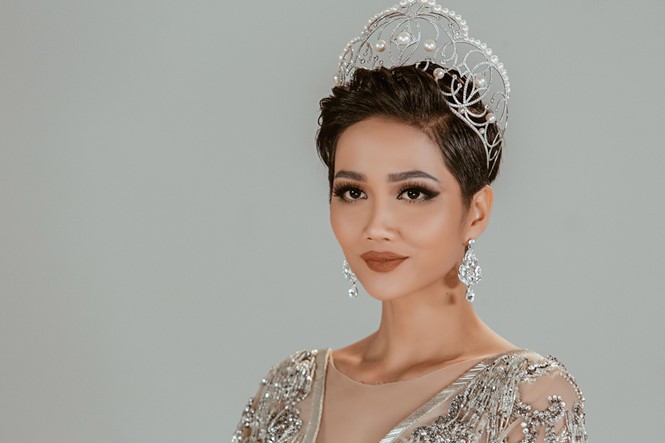 Hoa hậu H’Hen Niê bị cấm yêu trong 2 năm giữ vương miện