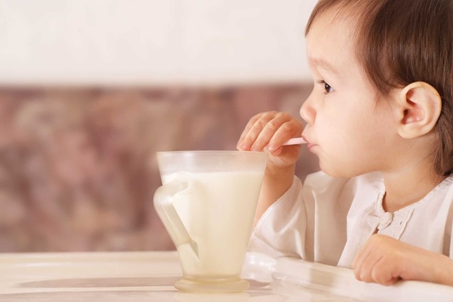 Bé trên 1 tuổi nhận biết được sự thay đổi của nhiệt độ trong sữa. Ảnh: Pinterest.