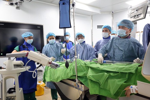 Các bác sĩ tiến hành đặt Stent - Graft trên người bệnh bị phình tách động mạch chủ tại Bệnh viện Đa khoa tỉnh Phú Thọ. Ảnh: Diệu Linh