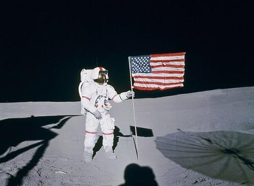 Edgar Mitchell chụp ảnh trên Mặt trăng.
