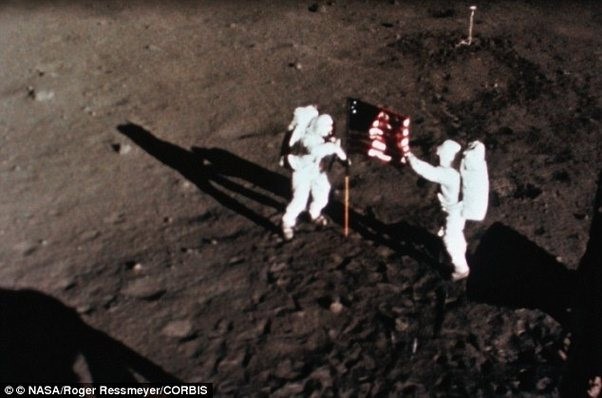Neil Armstrong và Buzz Aldrin đặt chân lên Mặt trăng vào năm 1969. Ảnh: Thevintagenews.