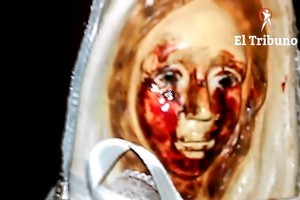 Tượng Đức mẹ Maria lại ‘khóc ra máu’ ở Argentina gây xôn xao