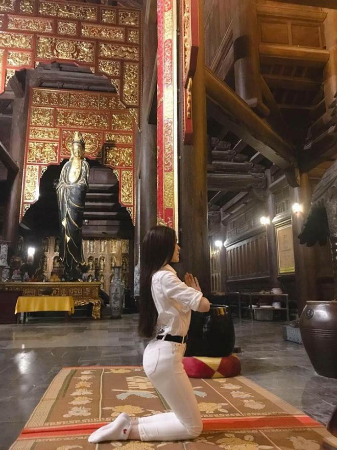 Dáng chắp tay quỳ trước cửa Phật của Thư Dung bị cư dân mạng "ném đá"