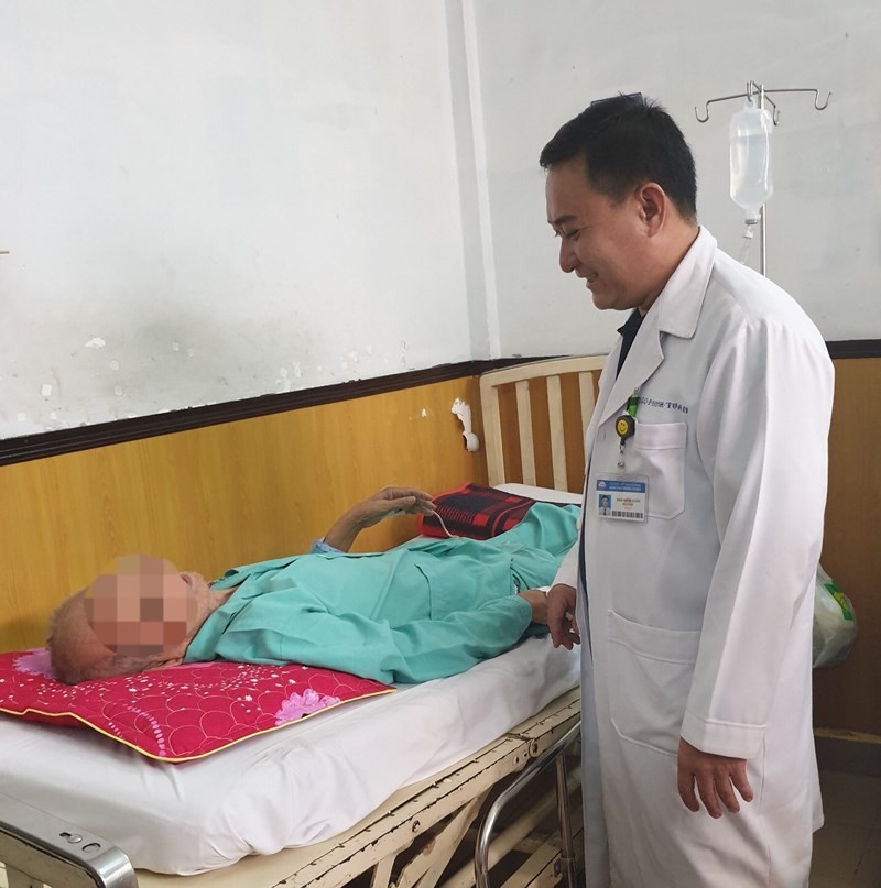 BS Ngô Minh Tuấn thăm khám cho người bệnh sau can thiệp. Ảnh: HL