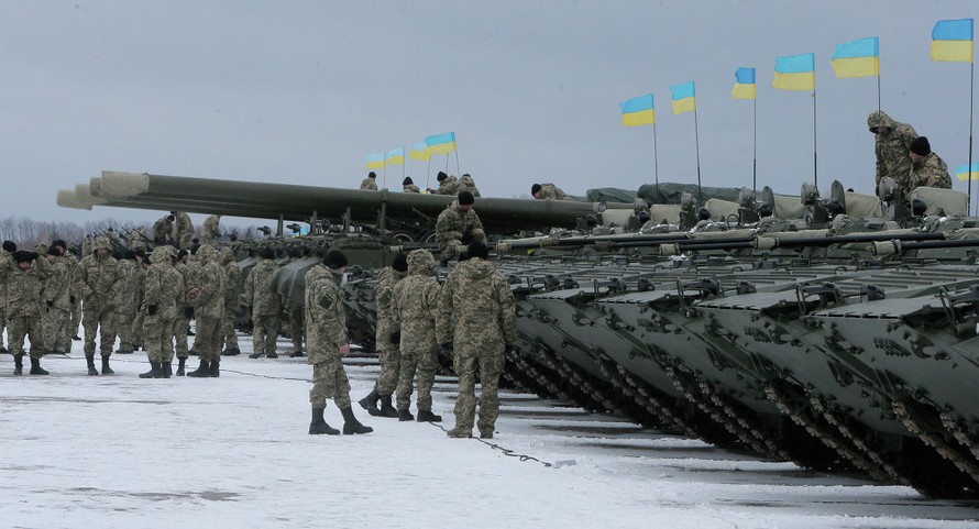 Quân nhân Ukraine và các xe bọc thép hiện đại. Ảnh: AP