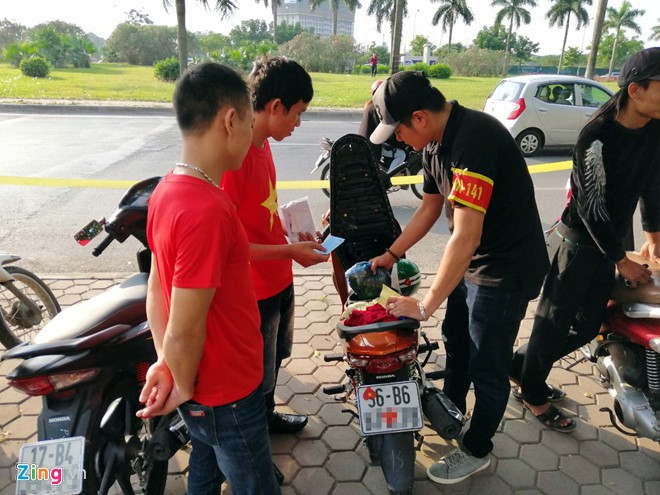 Cảnh sát hình sự kiểm tra người đi cổ vũ bóng đá trận bán kết lượt về. Ảnh: Hoàng Lam.